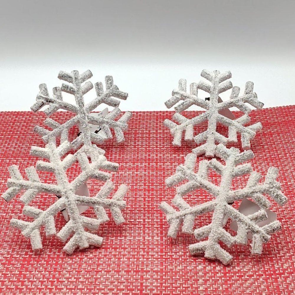 Pier 1 - Set of 4 White Distressed Resin Snowflake Faux Snow Dusted Napkin Rings